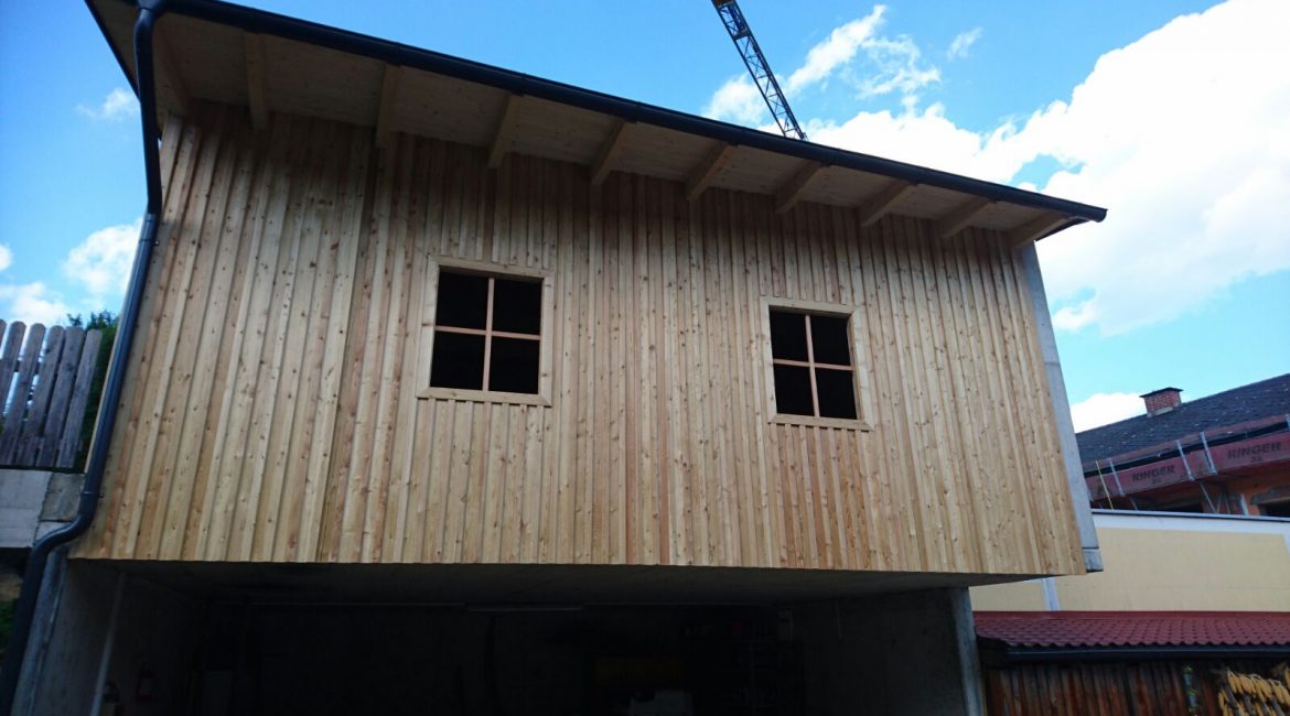 Wirtschaftsgebäude in Holzriegelbauweise mit sib. Lärchen Deckleistenschalung